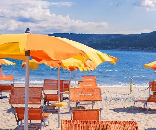 מלון Baia Di Trainiti 3*